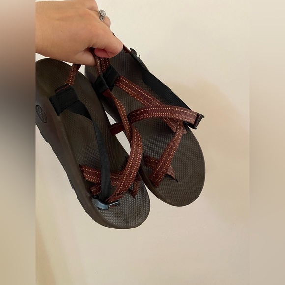 CHACO Z2 BROWN BURGUNDY STRAPPY WATER HIKING SANDALS